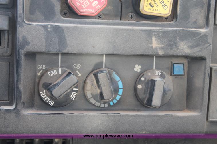 image for item G5790 1991 International 8200 semi truck