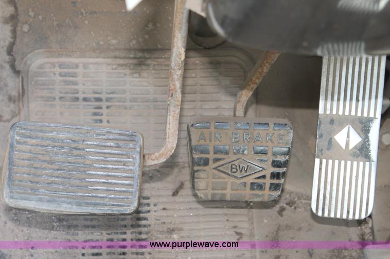 image for item G5790 1991 International 8200 semi truck