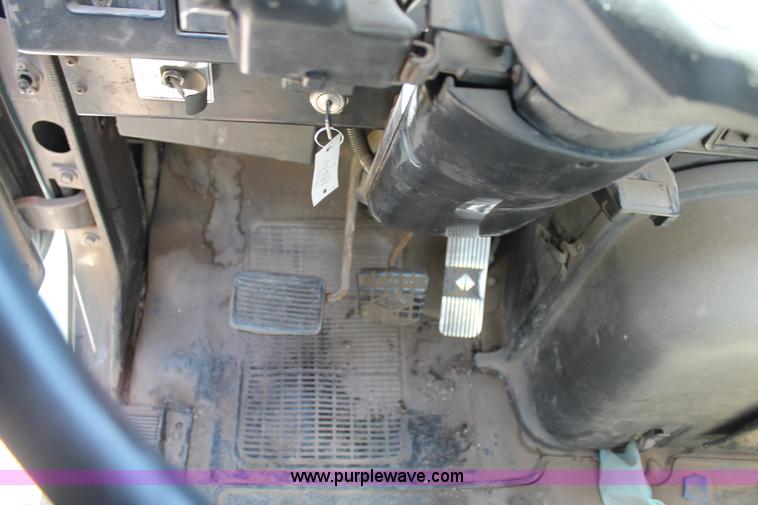 image for item G5790 1991 International 8200 semi truck