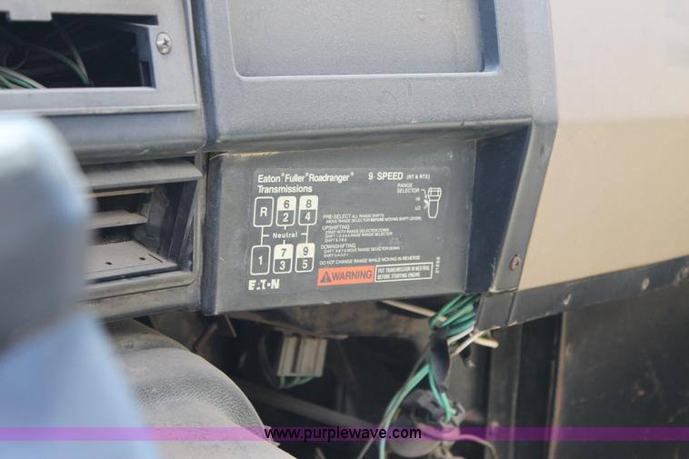 image for item G5790 1991 International 8200 semi truck