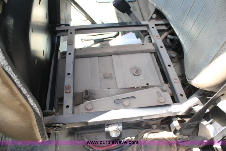 image for item G5790 1991 International 8200 semi truck