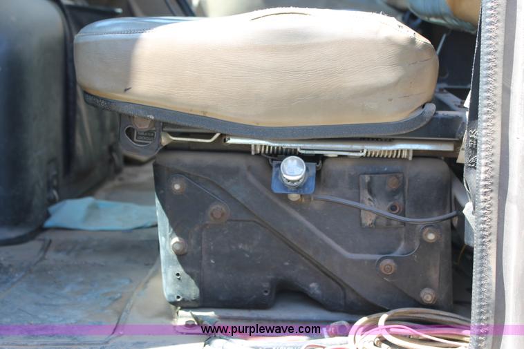 image for item G5790 1991 International 8200 semi truck