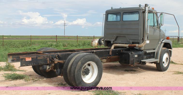 image for item G5794 1995 Freightliner FL70 semi truck