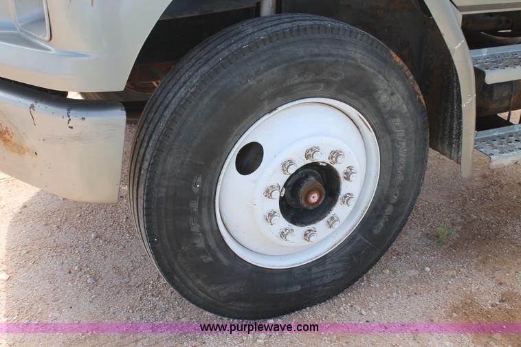 image for item G5794 1995 Freightliner FL70 semi truck