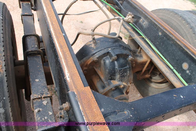 image for item G5794 1995 Freightliner FL70 semi truck