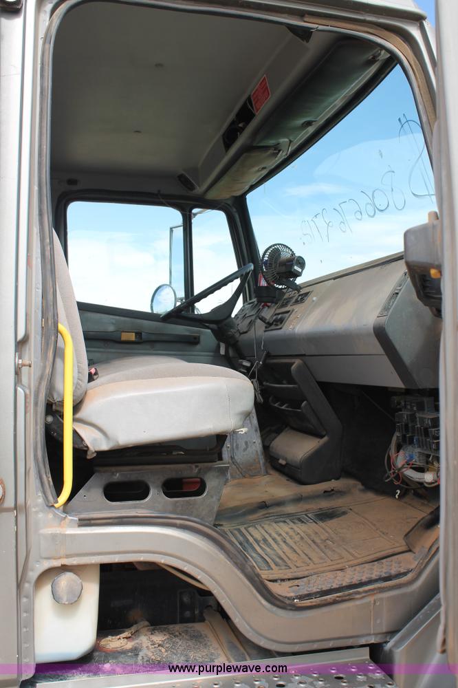 image for item G5794 1995 Freightliner FL70 semi truck