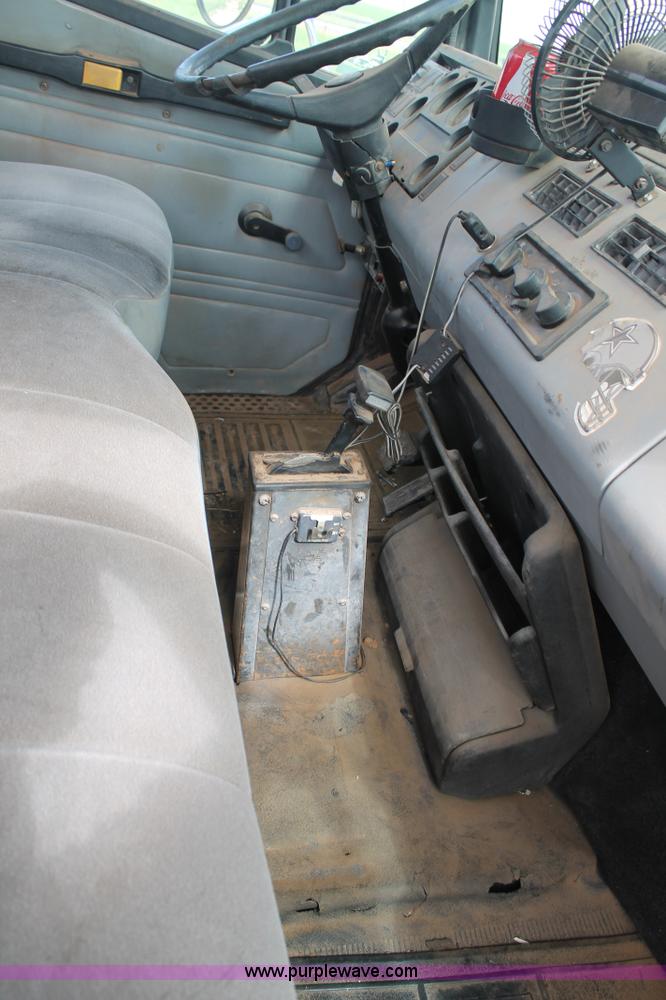 image for item G5794 1995 Freightliner FL70 semi truck