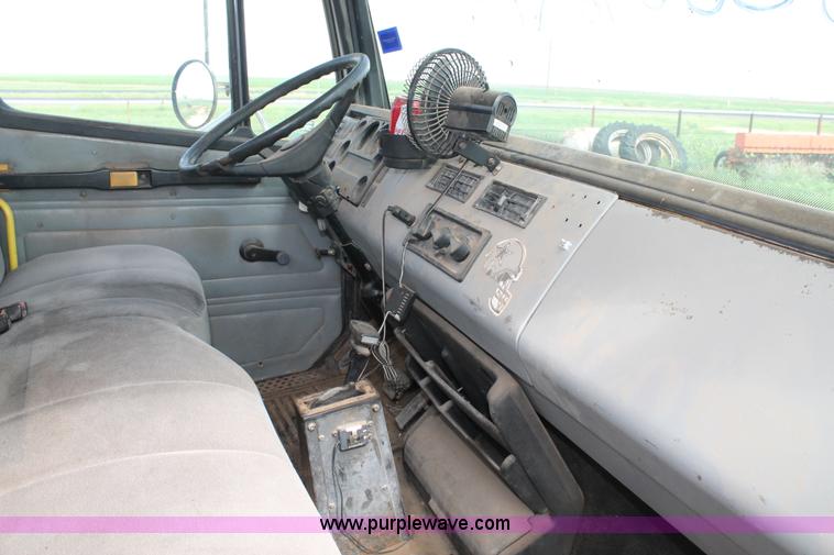 image for item G5794 1995 Freightliner FL70 semi truck