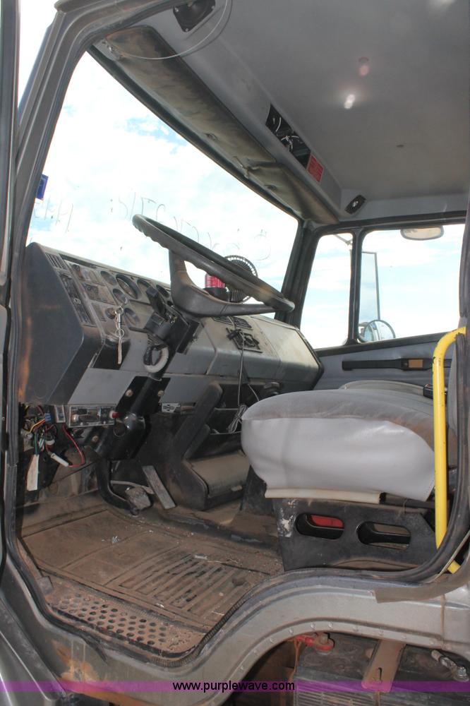 image for item G5794 1995 Freightliner FL70 semi truck