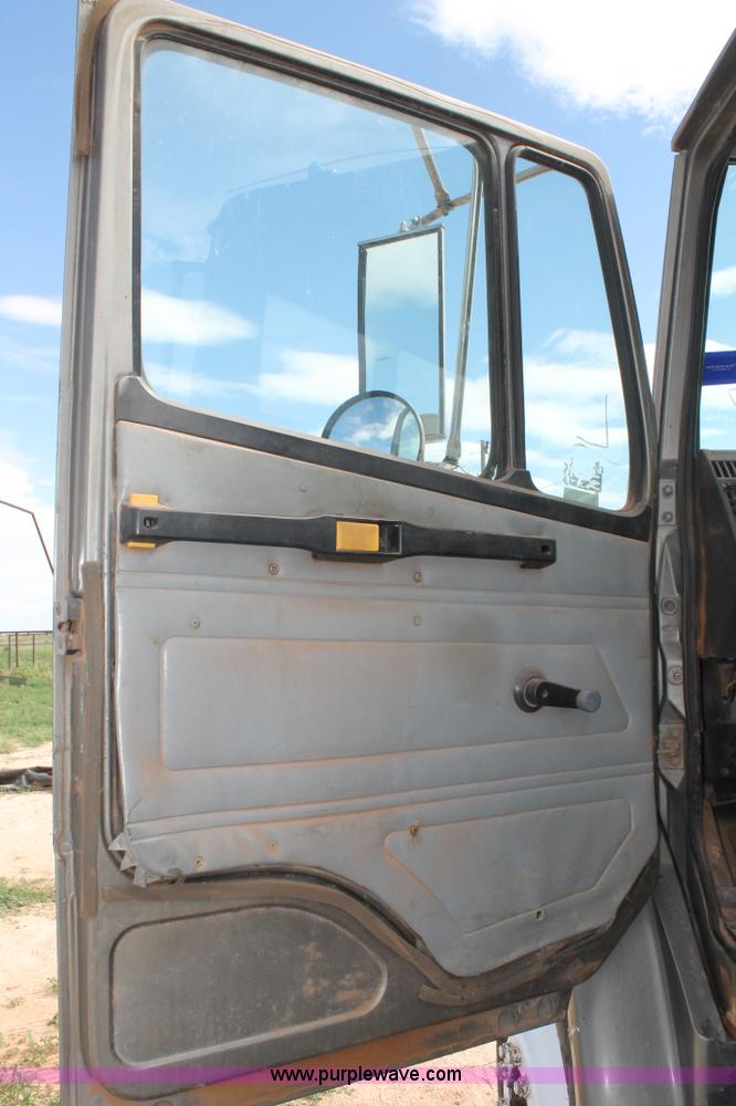 image for item G5794 1995 Freightliner FL70 semi truck