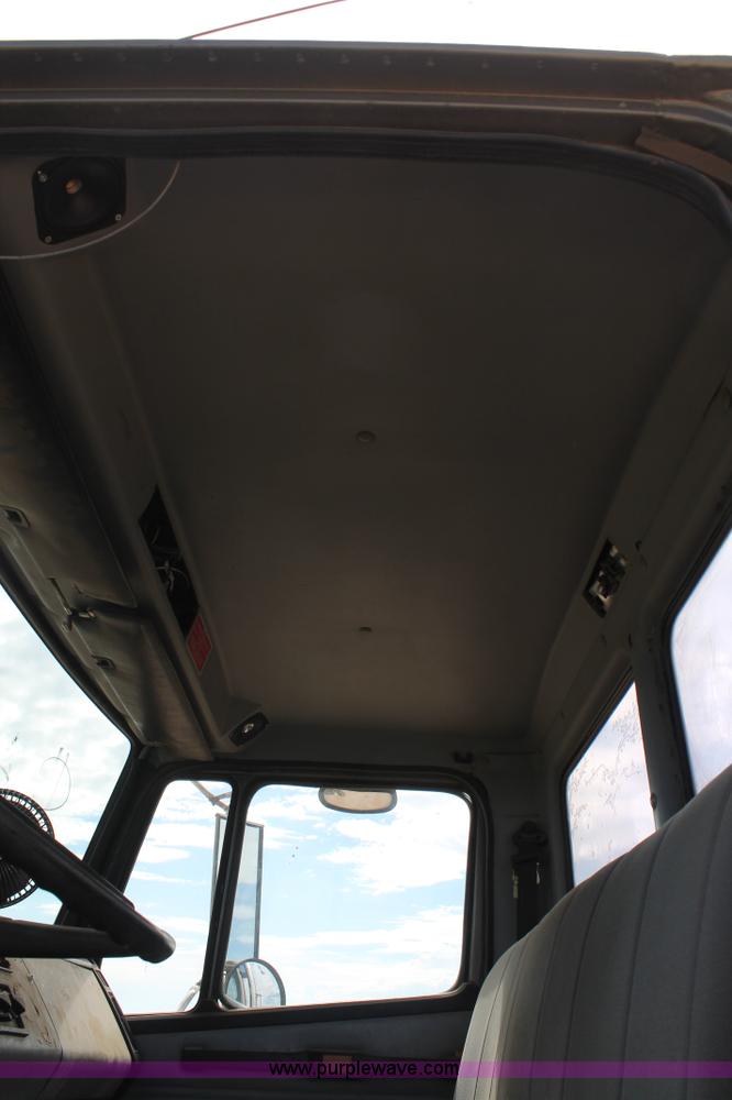 image for item G5794 1995 Freightliner FL70 semi truck