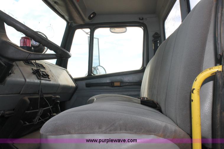 image for item G5794 1995 Freightliner FL70 semi truck