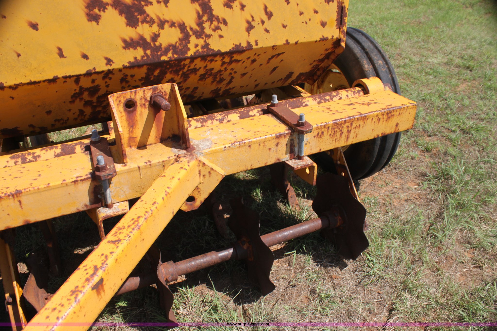 Midland 10' pasture drill in Guthrie, OK Item G4018 sold Purple Wave