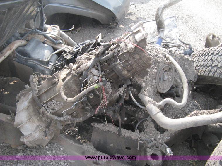 image for item D8456 2001 GMC Sierra 2500HD pickup truck