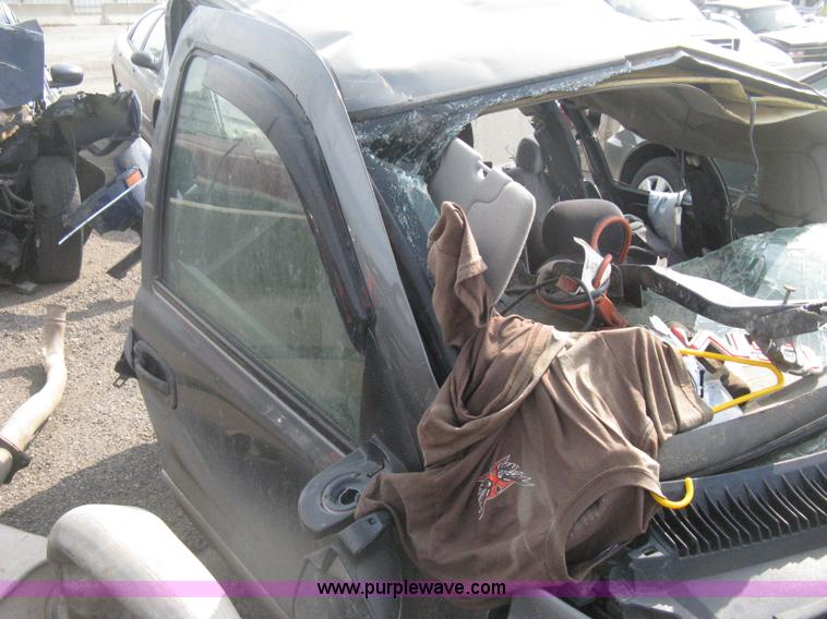 image for item D8456 2001 GMC Sierra 2500HD pickup truck