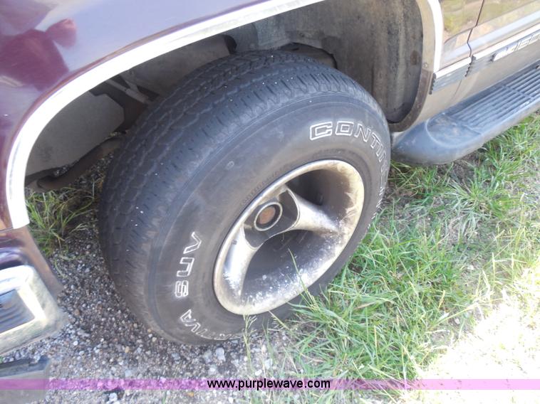 image for item H9814 1997 GMC Yukon SLE SUV