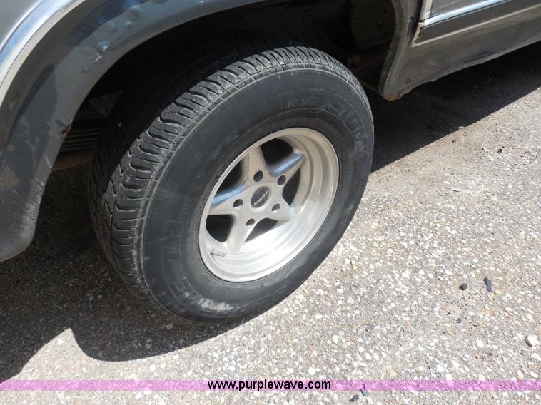 image for item H9822 1984 Ford F150 XLT pickup truck