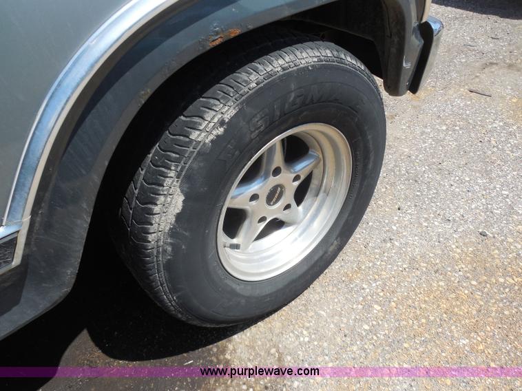 image for item H9822 1984 Ford F150 XLT pickup truck