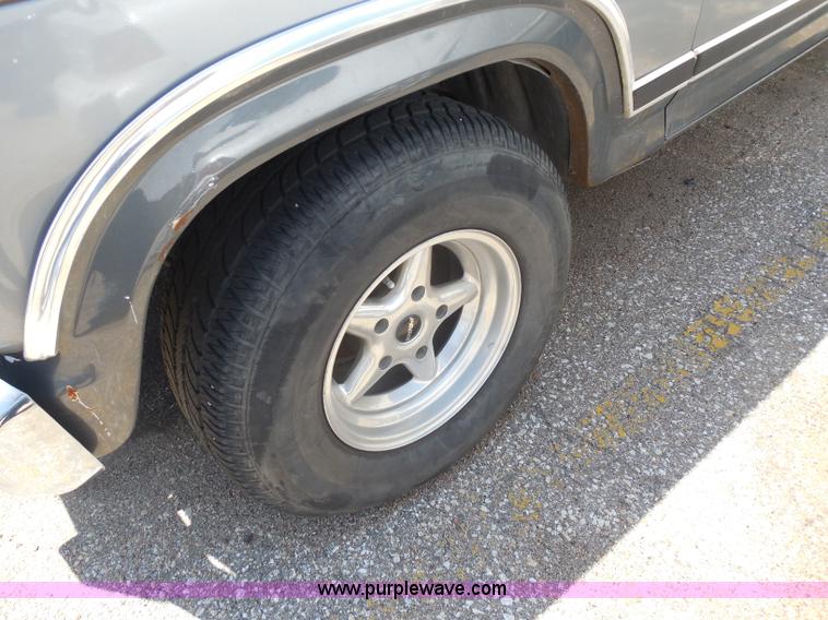 image for item H9822 1984 Ford F150 XLT pickup truck