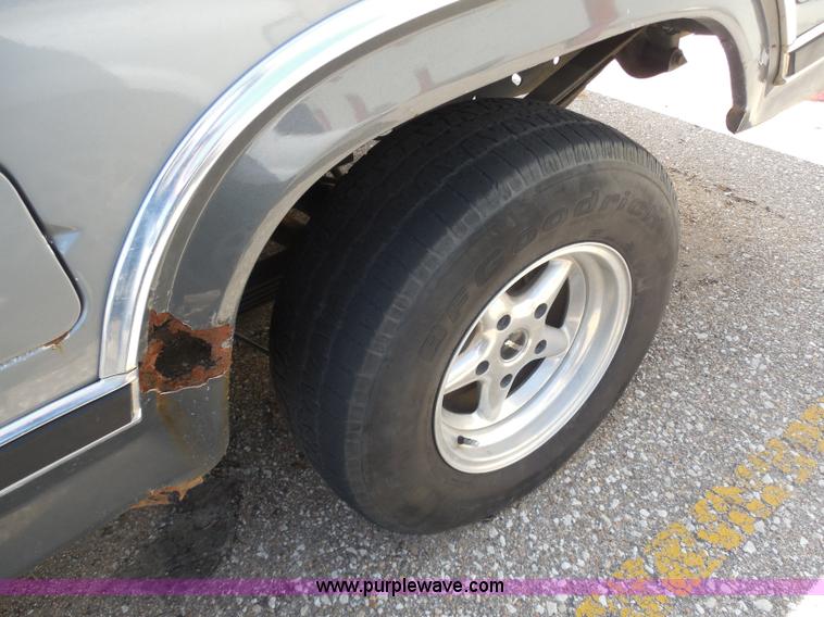 image for item H9822 1984 Ford F150 XLT pickup truck