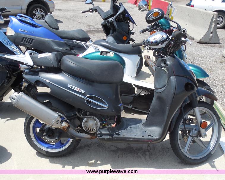 image for item H9826 2003 Kymc moped
