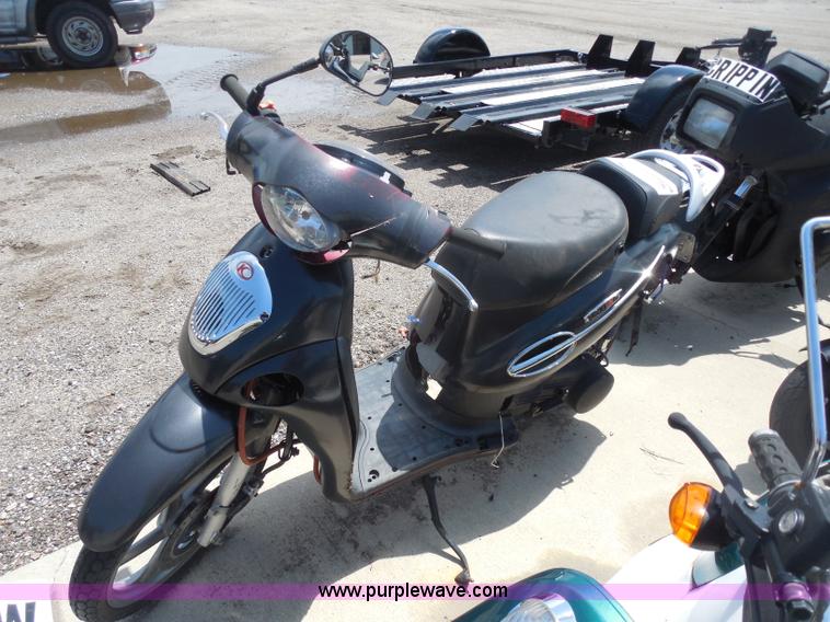 image for item H9826 2003 Kymc moped