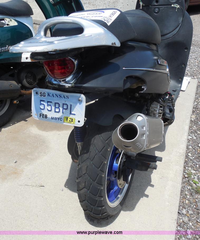 image for item H9826 2003 Kymc moped