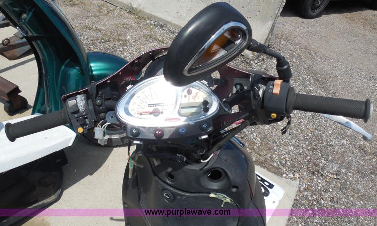 image for item H9826 2003 Kymc moped