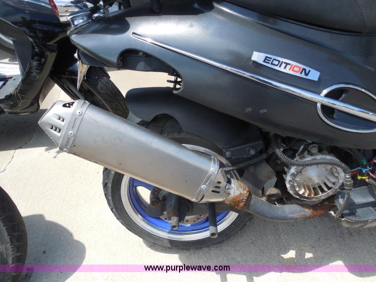 image for item H9826 2003 Kymc moped