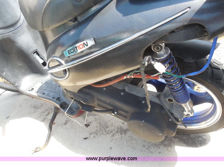 image for item H9826 2003 Kymc moped