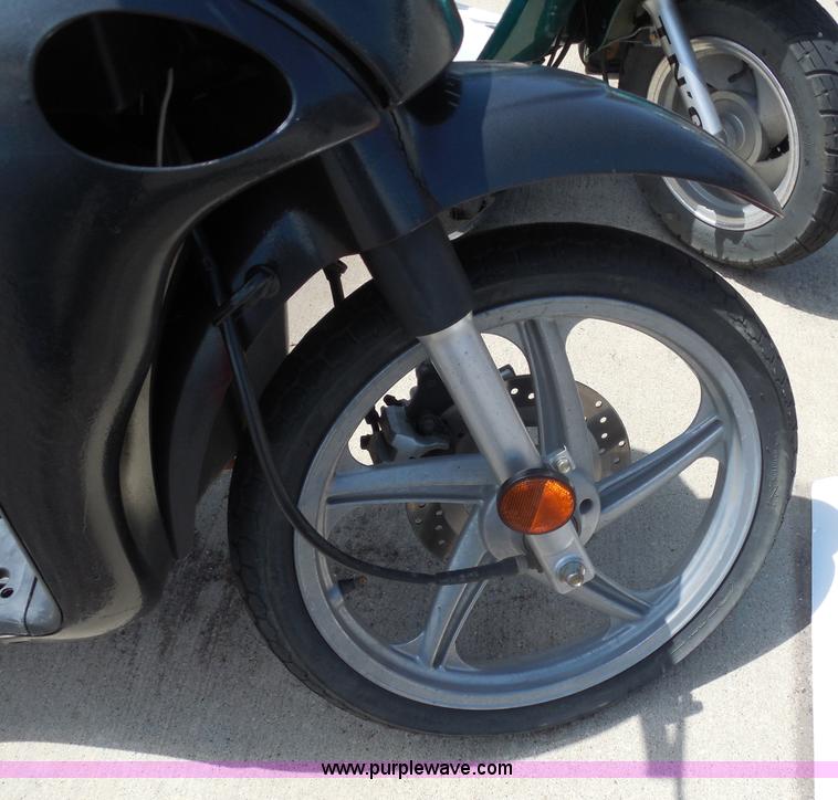 image for item H9826 2003 Kymc moped