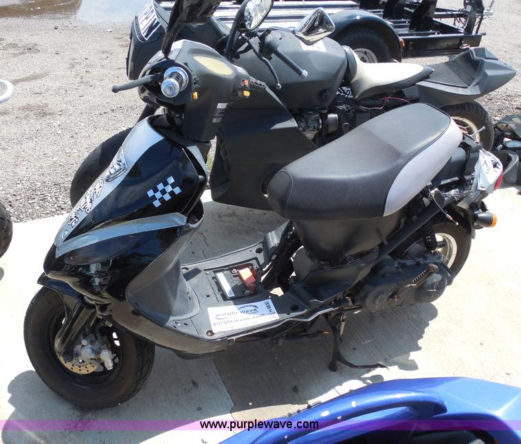 image for item H9830 2009 Trow moped