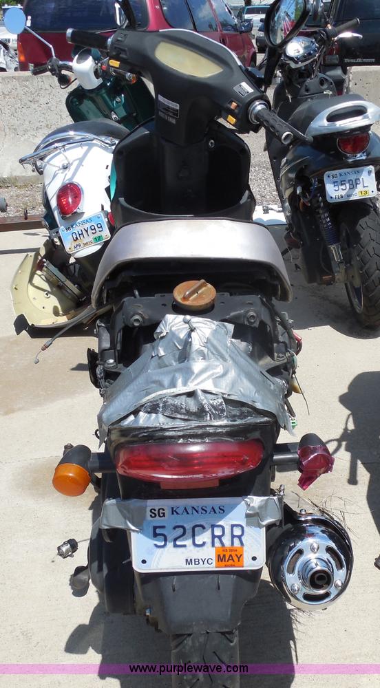 image for item H9830 2009 Trow moped