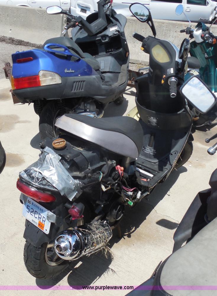 image for item H9830 2009 Trow moped