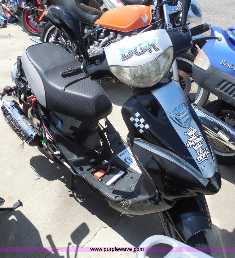 image for item H9830 2009 Trow moped