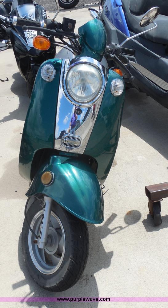 image for item H9866 2005 Venice LX scooter