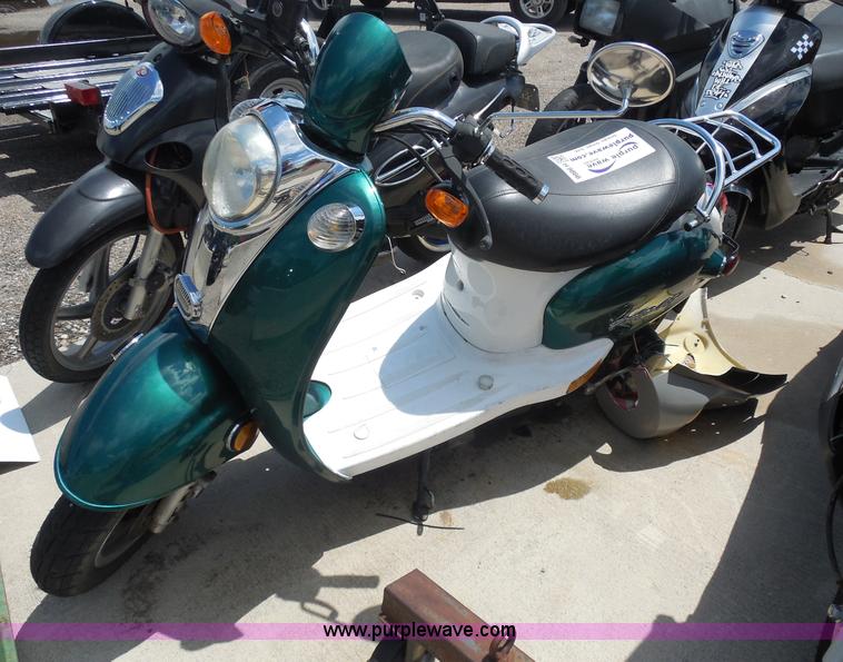 image for item H9866 2005 Venice LX scooter