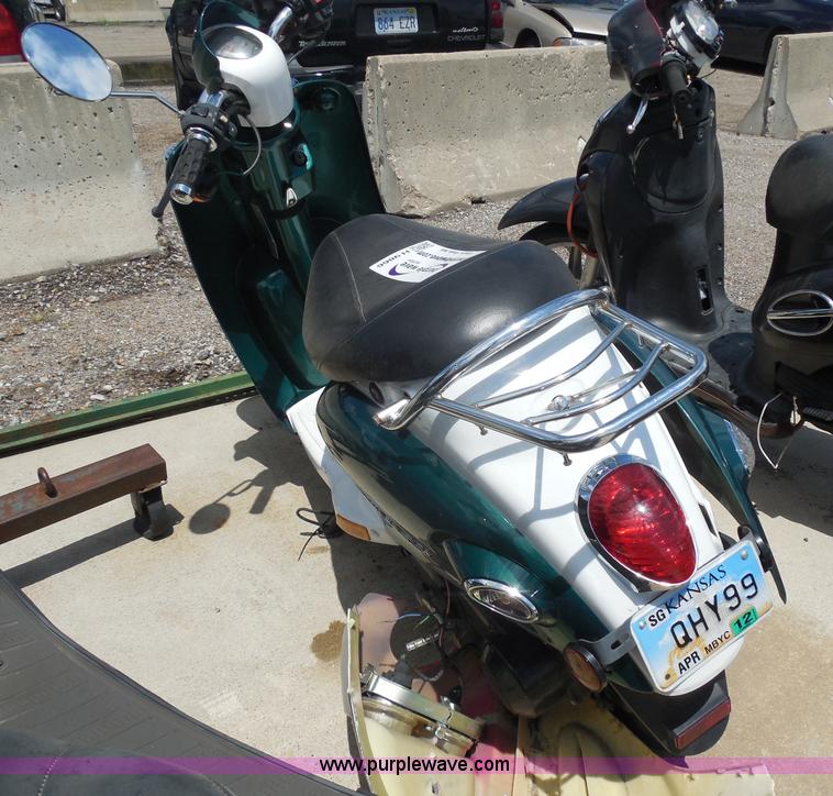 image for item H9866 2005 Venice LX scooter