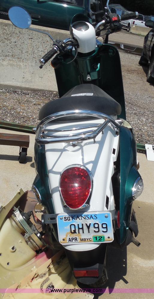 image for item H9866 2005 Venice LX scooter