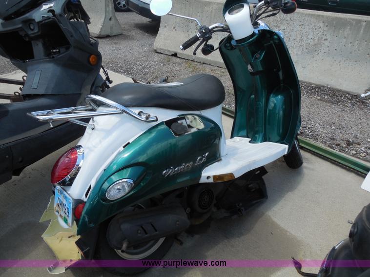 image for item H9866 2005 Venice LX scooter