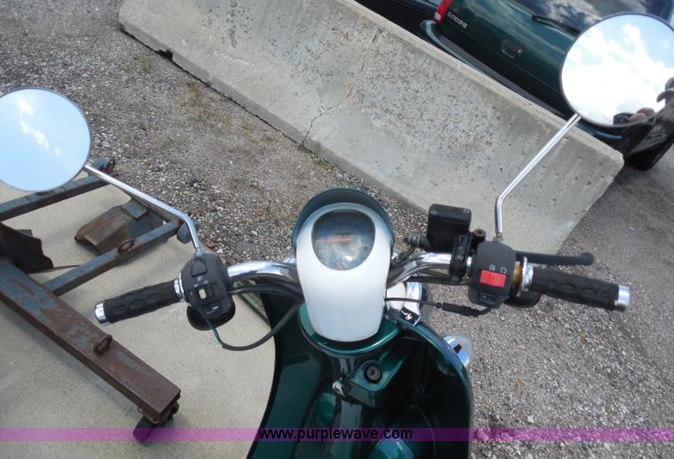 image for item H9866 2005 Venice LX scooter