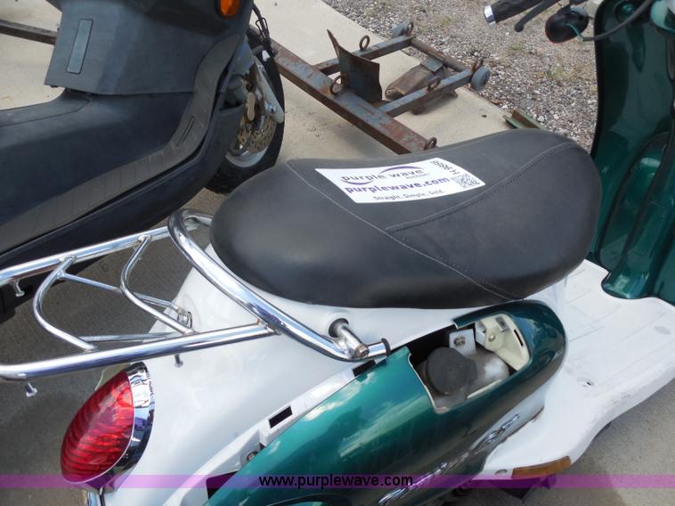 image for item H9866 2005 Venice LX scooter