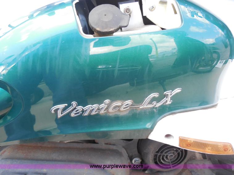 image for item H9866 2005 Venice LX scooter