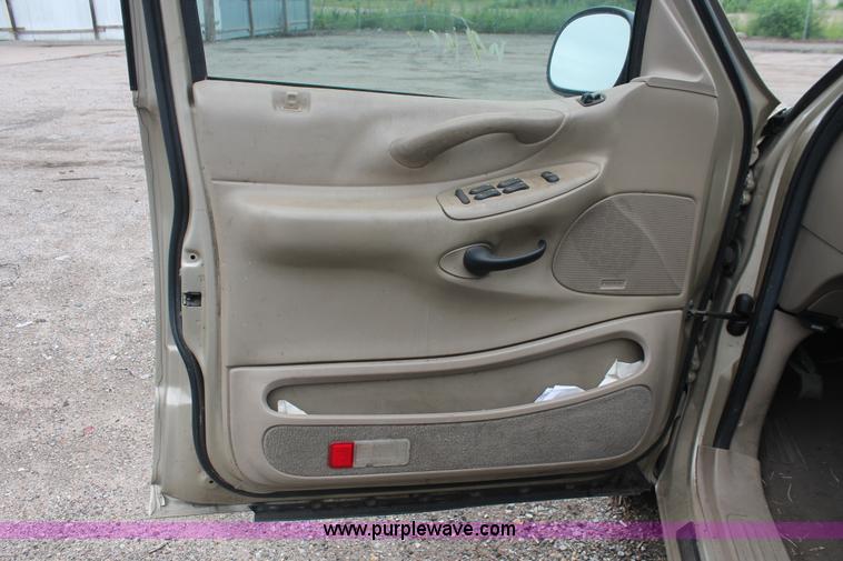 image for item I7816 2000 Ford Expedition XLT SUV