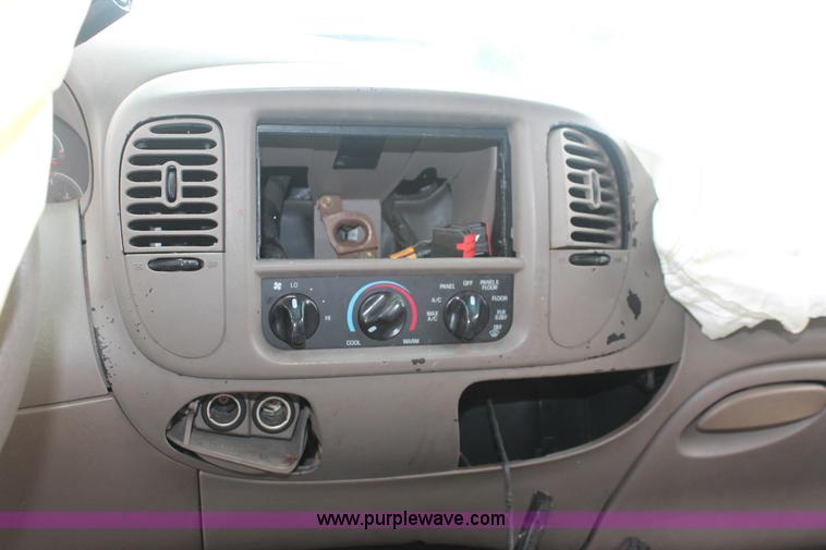 image for item I7816 2000 Ford Expedition XLT SUV