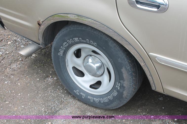 image for item I7816 2000 Ford Expedition XLT SUV