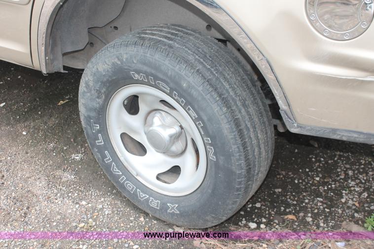 image for item I7816 2000 Ford Expedition XLT SUV