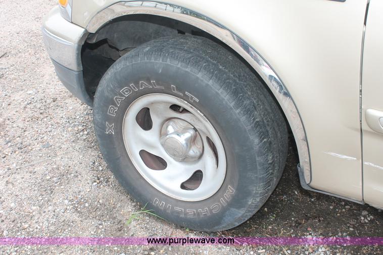 image for item I7816 2000 Ford Expedition XLT SUV