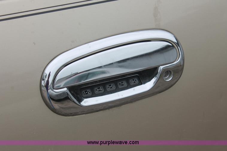 image for item I7816 2000 Ford Expedition XLT SUV