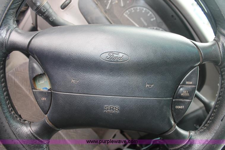 image for item I7818 2000 Ford Explorer XLT SUV